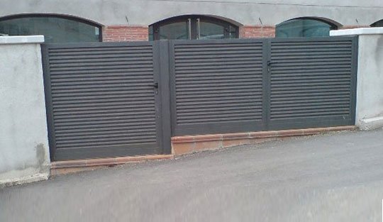 puerta de entrada de hierro