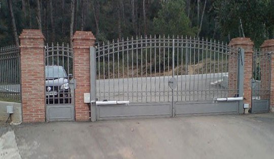 entrada vivienda de hierro