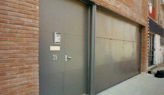 puerta vivienda de hierro herreros Mataró