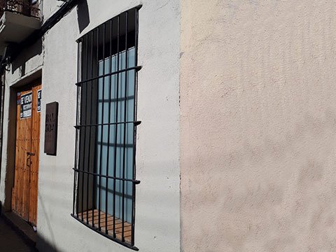 vallas de hierro oxidado