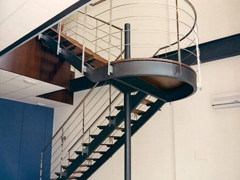 escalera de hierro y madera