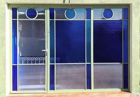 puerta de hierro y cristal