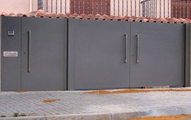 Puertas metalicas fabricadas por talleres Anma, herrero en Mataro.