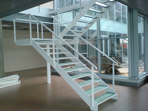escalera hierro cristal